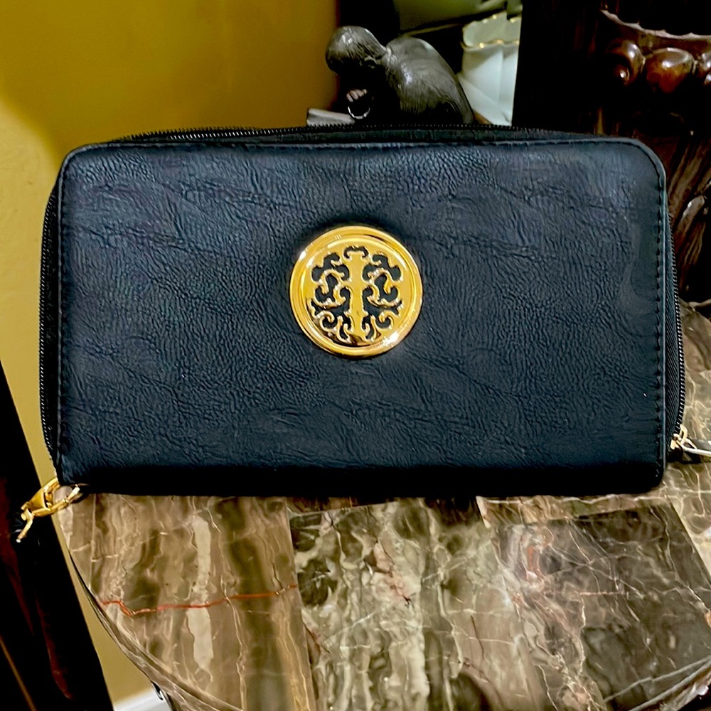 A Fabulous Clutch to Carry Everywhere Black Rich Look